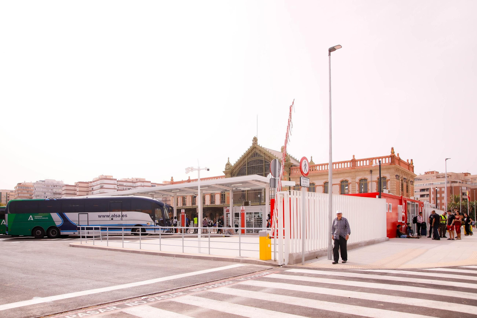 Imágenes del primer día de funcionamiento en la estación de bus en Almería