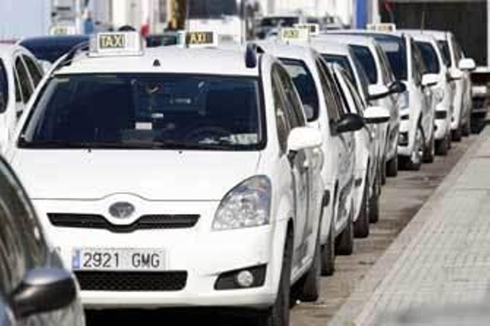 Las tres asociaciones gaditanas de taxis insisten en la necesidad de llegar a un acuerdo. /Joaquín Pino