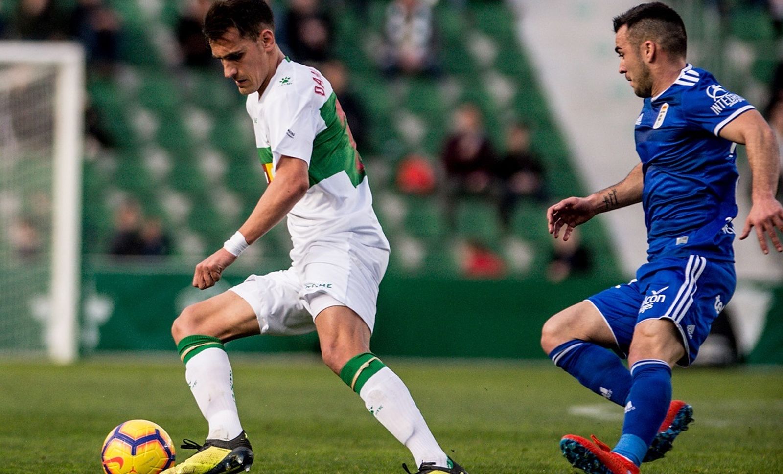 Dani Calvo protege el balón en un encuentro de la presente campaña.