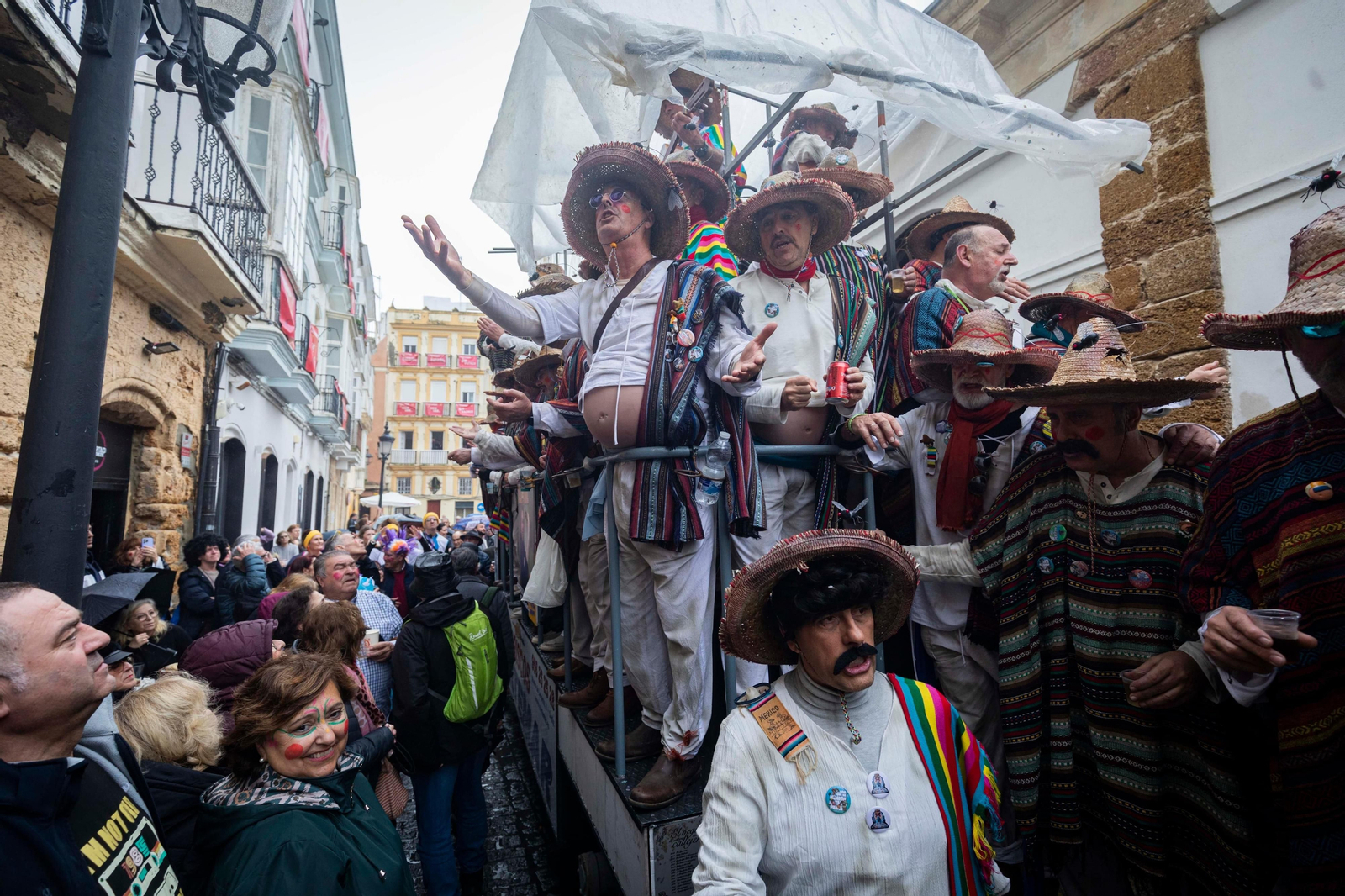 Las mejores imágenes de un Lunes de Coros pasado por agua en el Carnaval de Cádiz 2024
