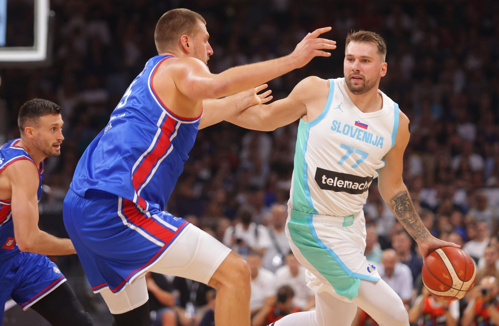 Jokic defiende a Doncic en un reciente amistoso Serbia-Eslovenia.