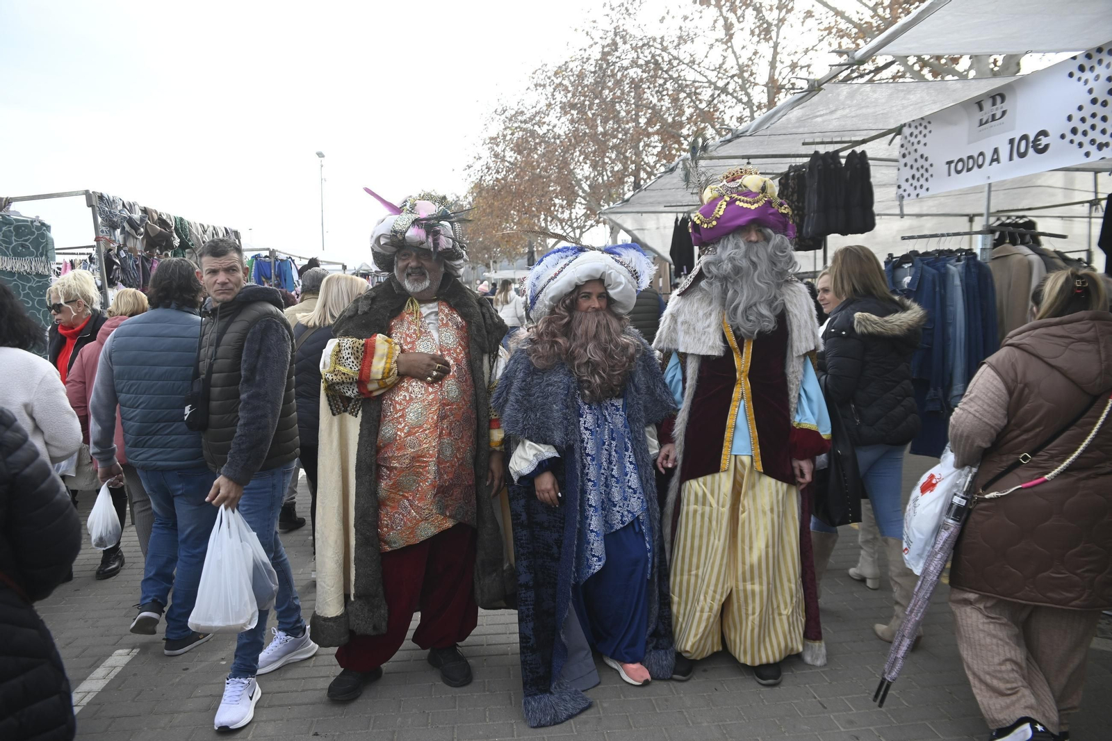 Los Reyes Magos visitan el mercadillo de El Arenal