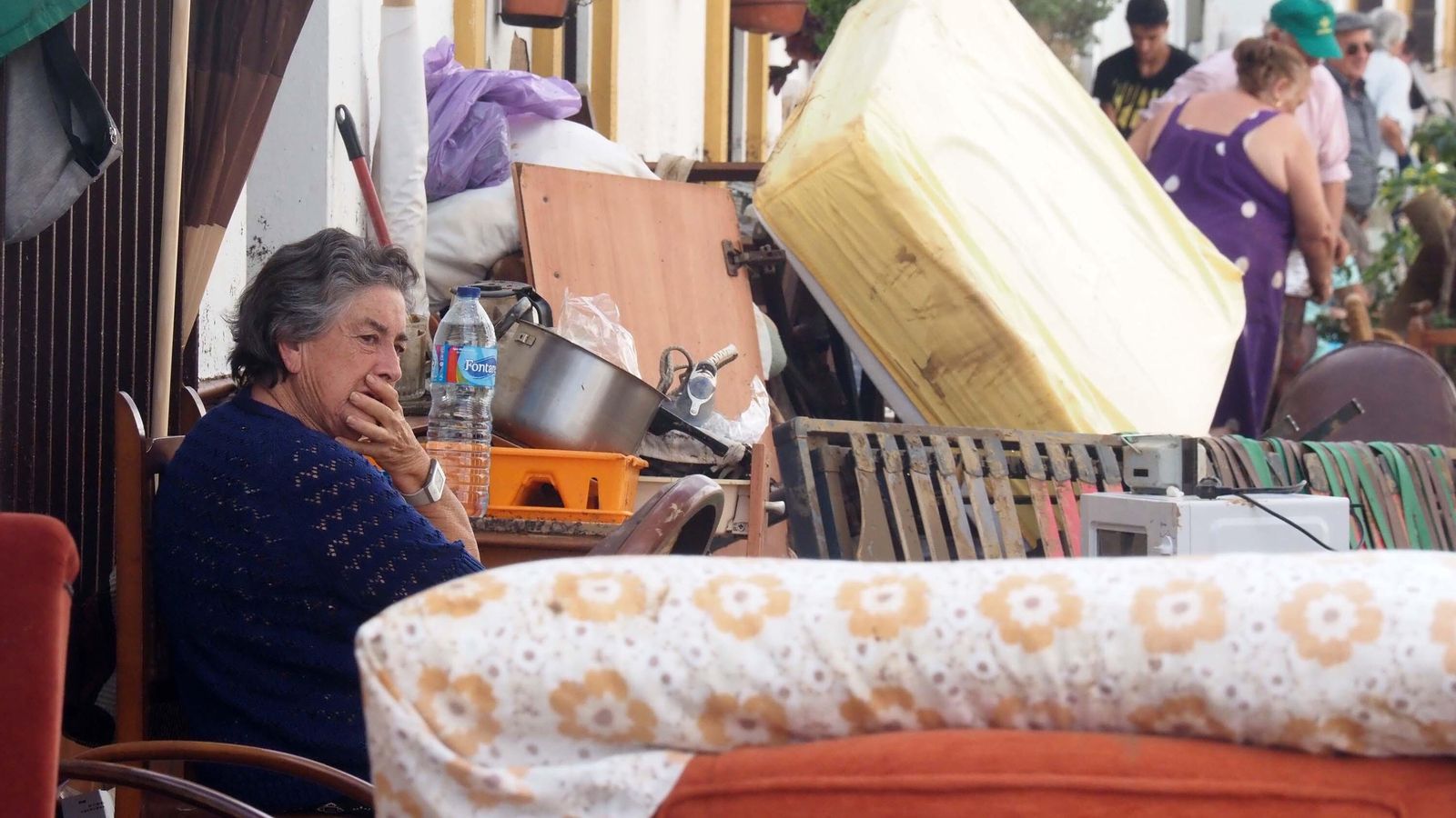 Una mujer en Cartaya observa apesadumbrada los efectos de la lluvia en su vivienda