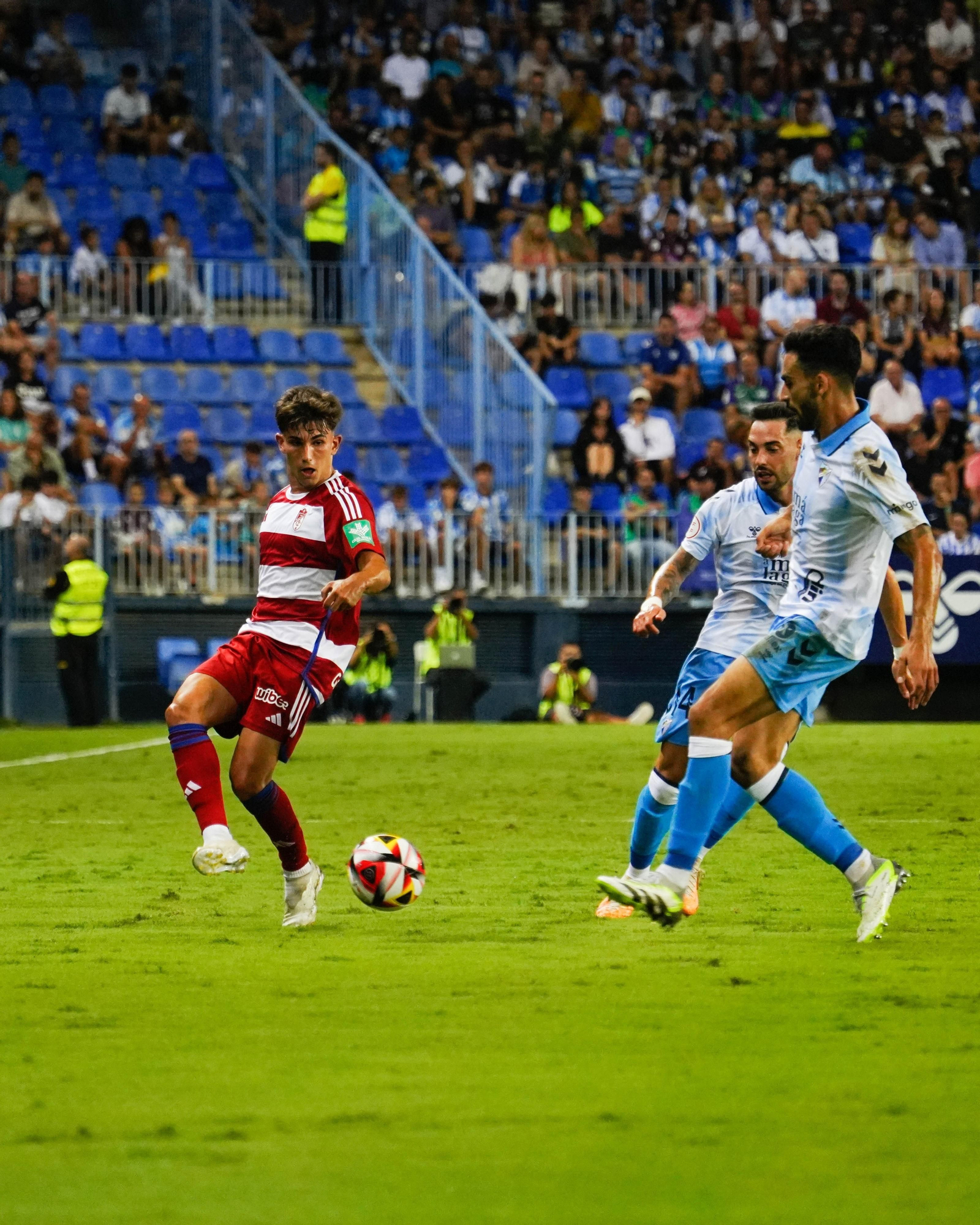 Un ataque del Recreativo en el partido ante el Málaga