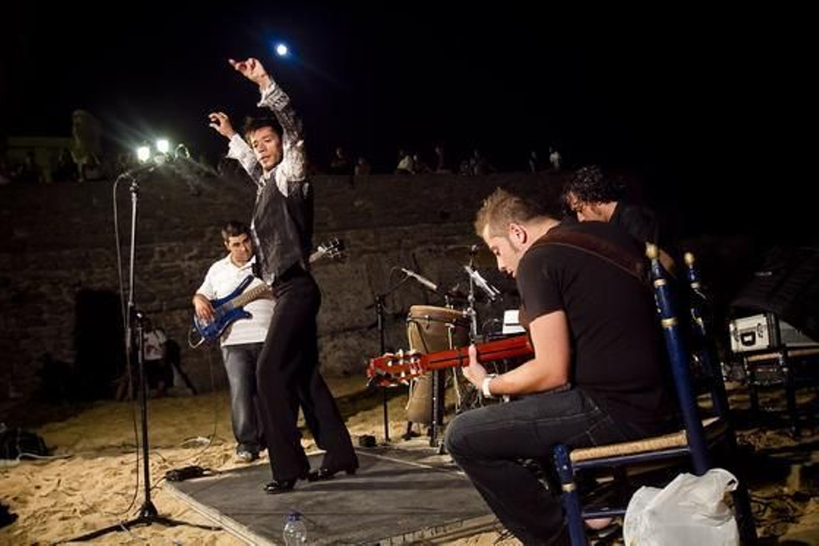 Los gaditanos disfrutan de una noche de cultura ´De sol a sol´. 

Foto: Lourdes de Vicente