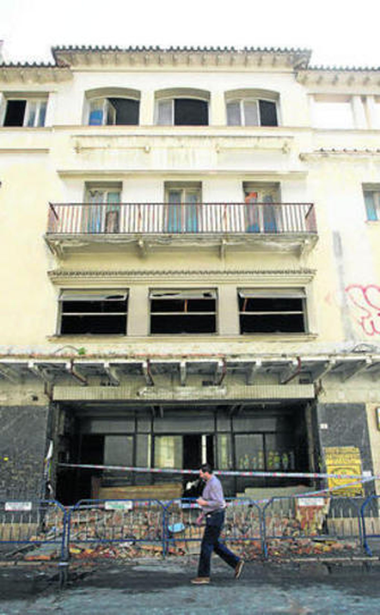 Vista de la fachada del antiguo cine Andalucía tras el incendio.