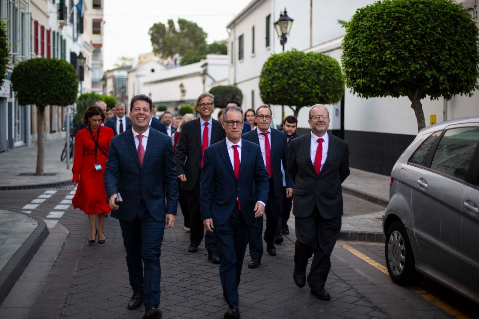 Joseph García, en el centro, con Fabian Picardo a la izquierda.