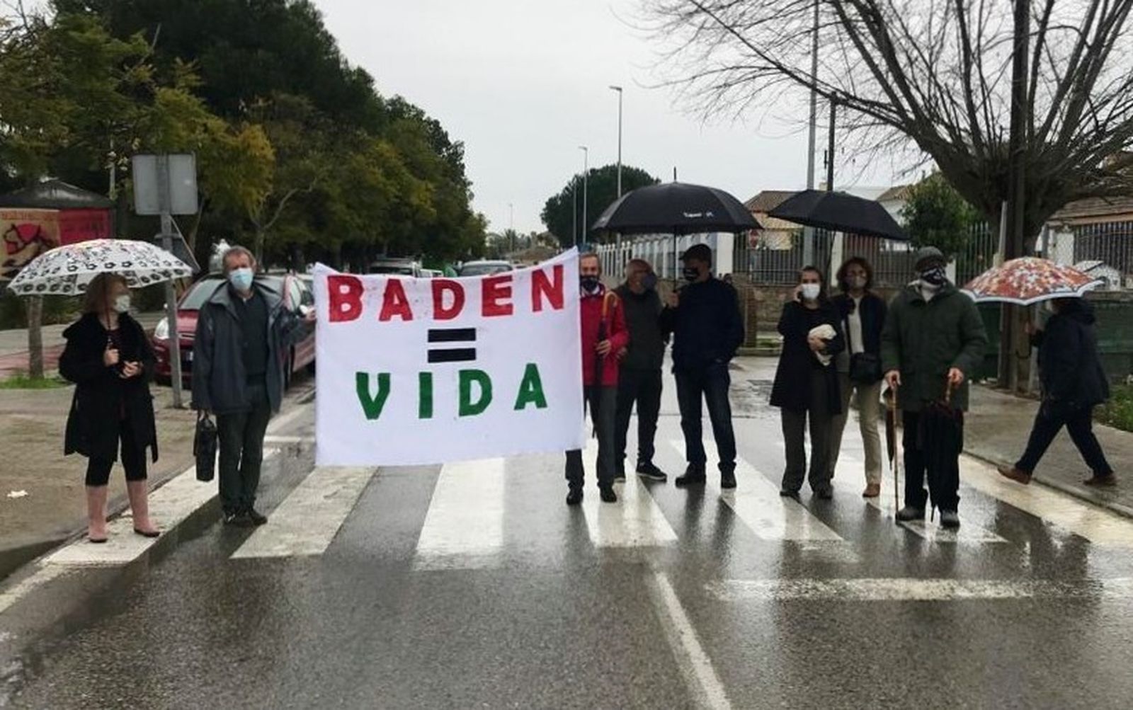 La protesta de la Asociación de Vecinos de La Jara y Las Piletas, en la avenida Doctor Jaime Aparicio Santos.