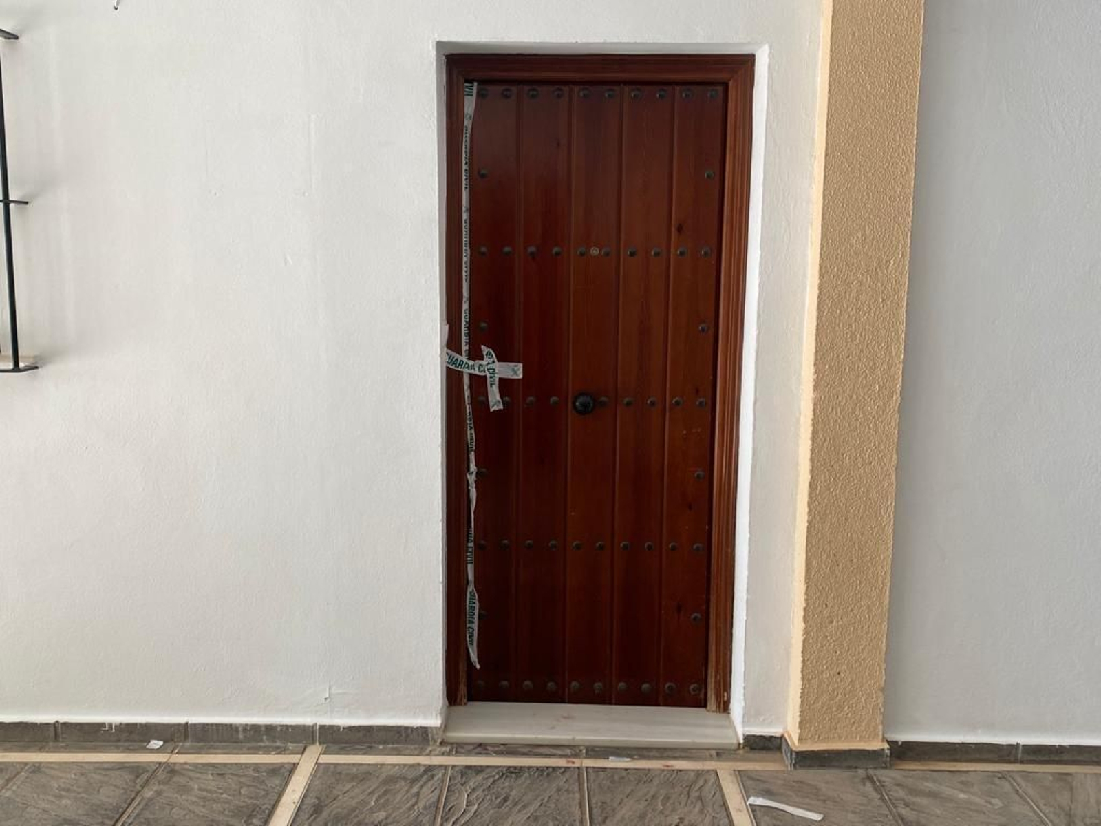 La puerta de la casa en la que ocurrieron los hechos, precintada por la Guardia Civil.