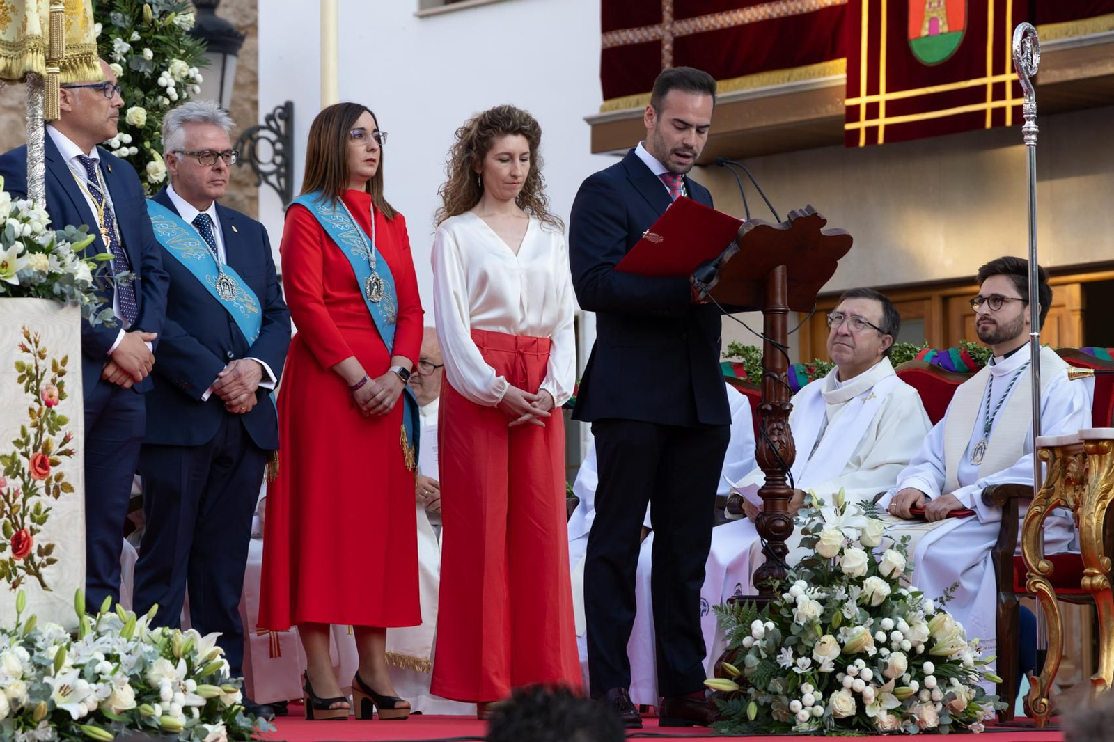 Santa Ana, patrona de Torredelcampo, recibe el bastón de mando como Alcaldesa Perpetua.