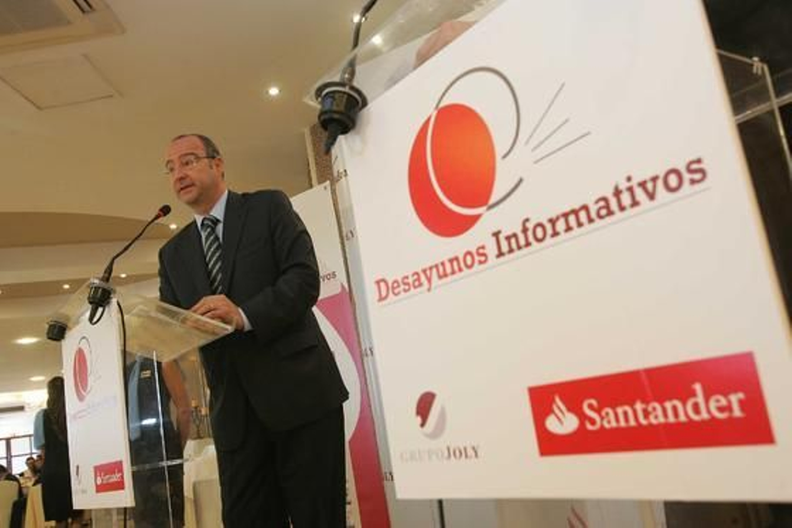 Un momento de la intervención del alcalde en el Gran Hotel de Almería


Foto: Rafael G. / Javier Alonso