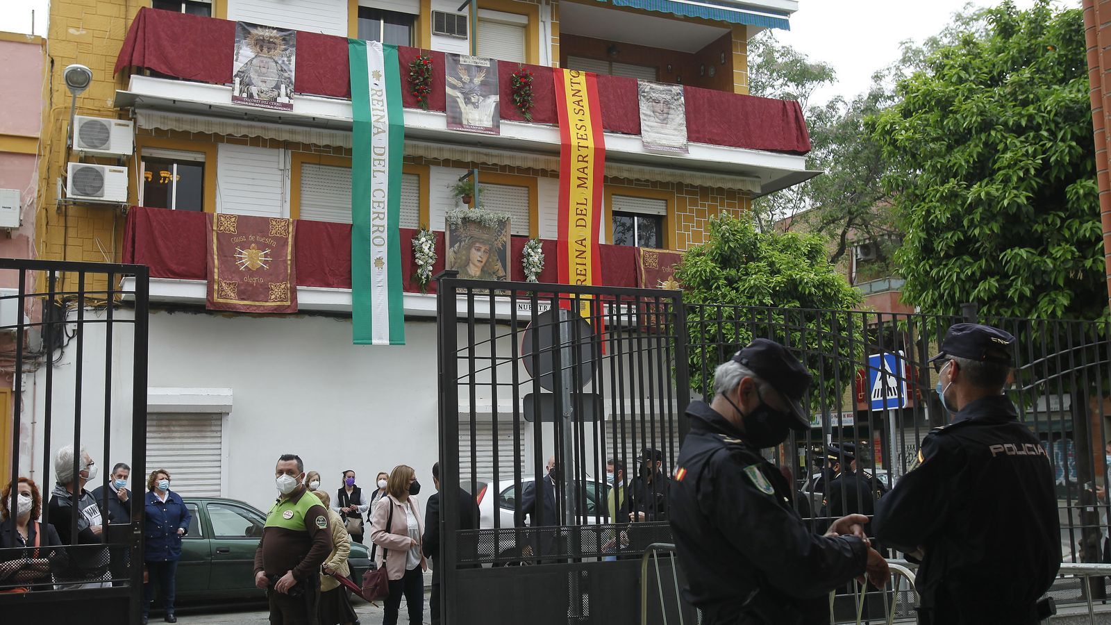 Colgaduras frente a la iglesia de los Dolores.