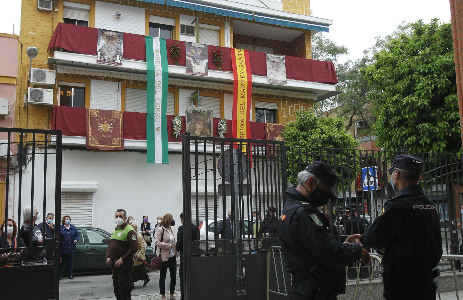 Colgaduras frente a la iglesia de los Dolores.