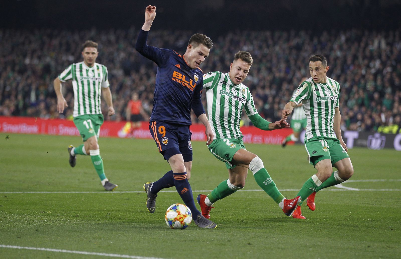 Francis intenta frenar a Gameiro.