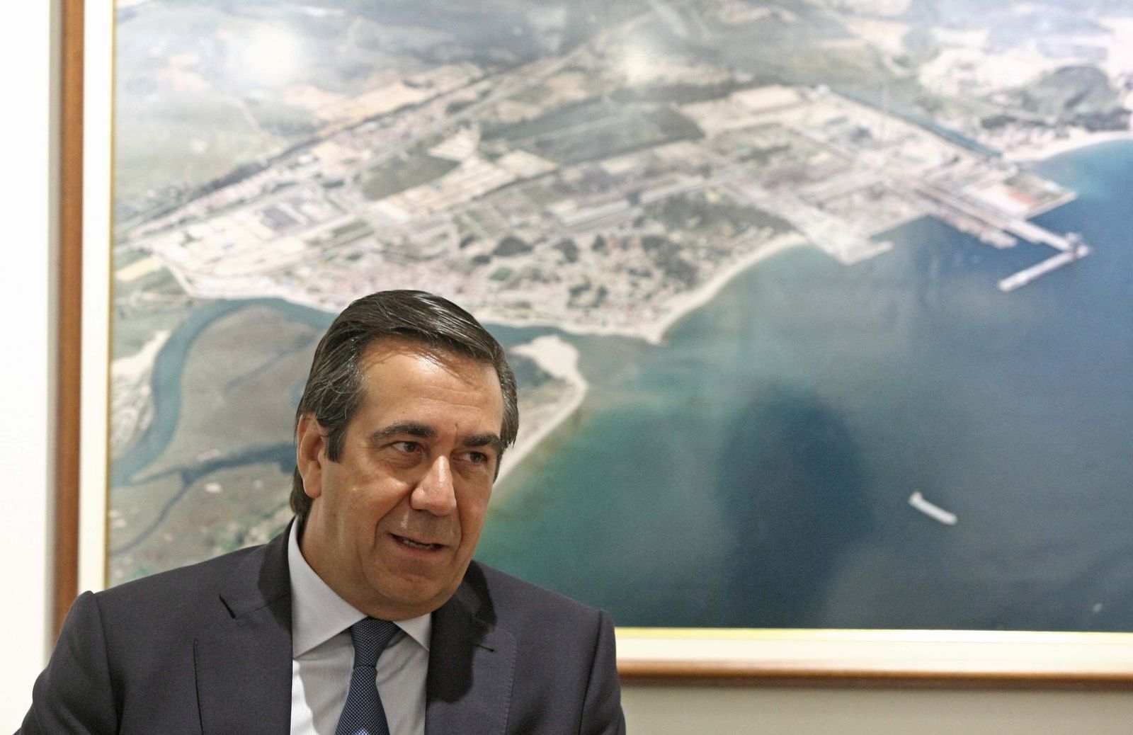 Bernardo Velázquez, en una de las salas de reuniones de la factoría de Acerinox en Palmones.