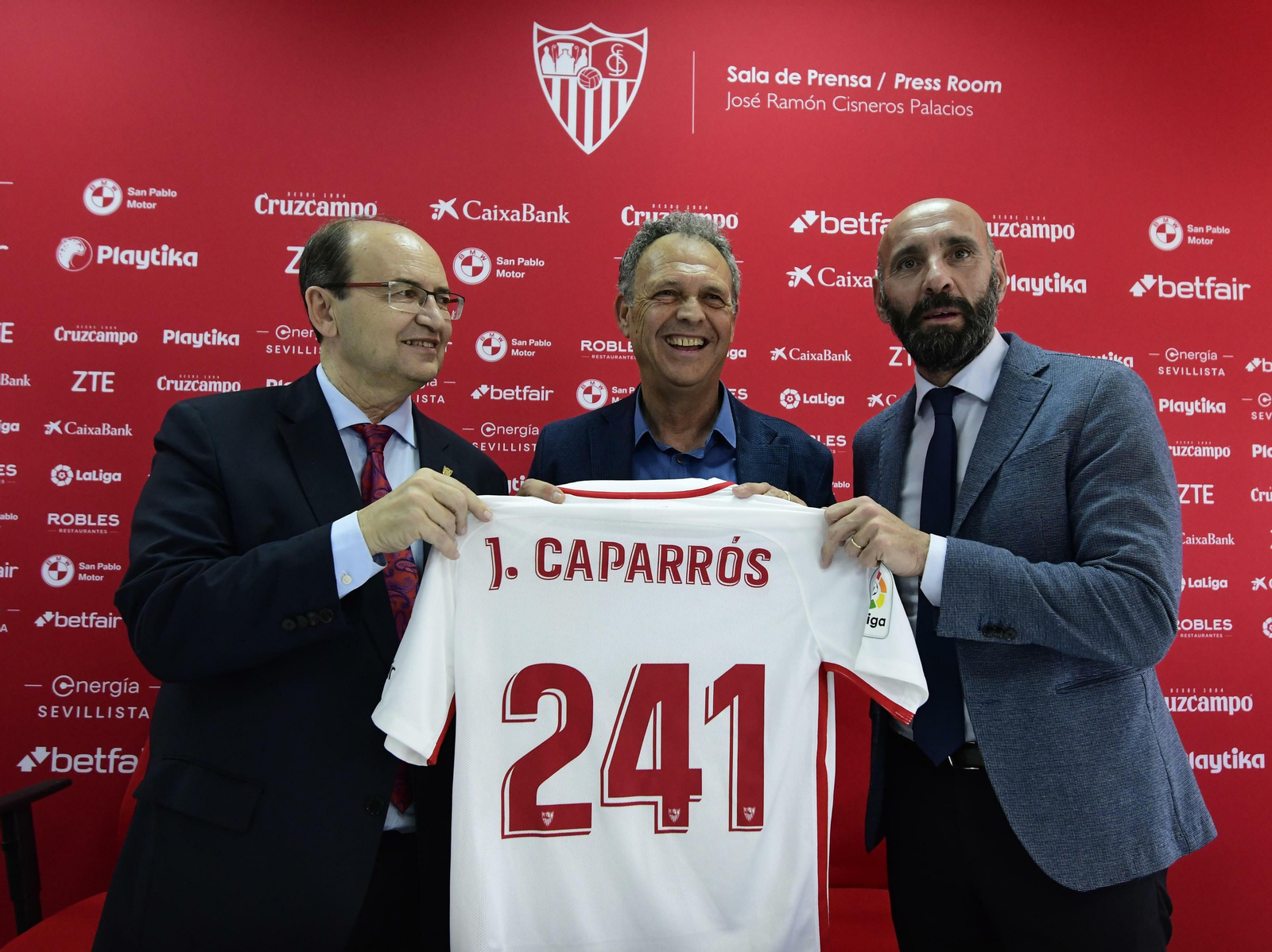 Joaquín Caparrós con una camiseta con su nombre entre Castro y Monchi, en un reciente homenaje del Sevilla..