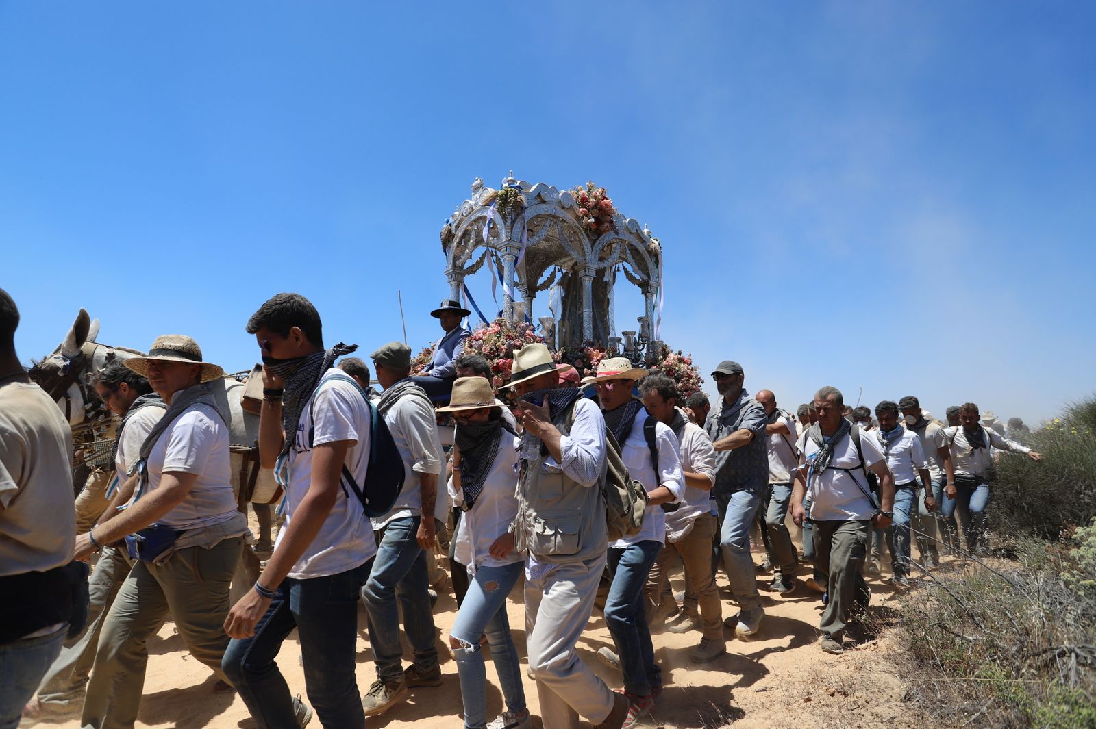 Imágenes de la Hermandad del Rocío de Huelva en el camino