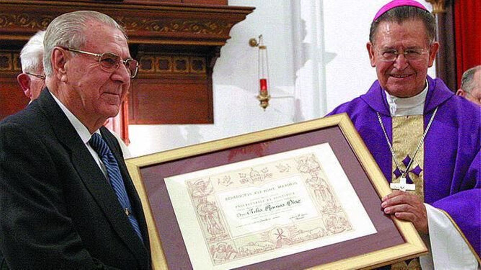 Julio Ramos Díaz, el día que recibió la Cruz Pro Ecclesia et Pontifice de la mano del obispo Antonio Ceballos