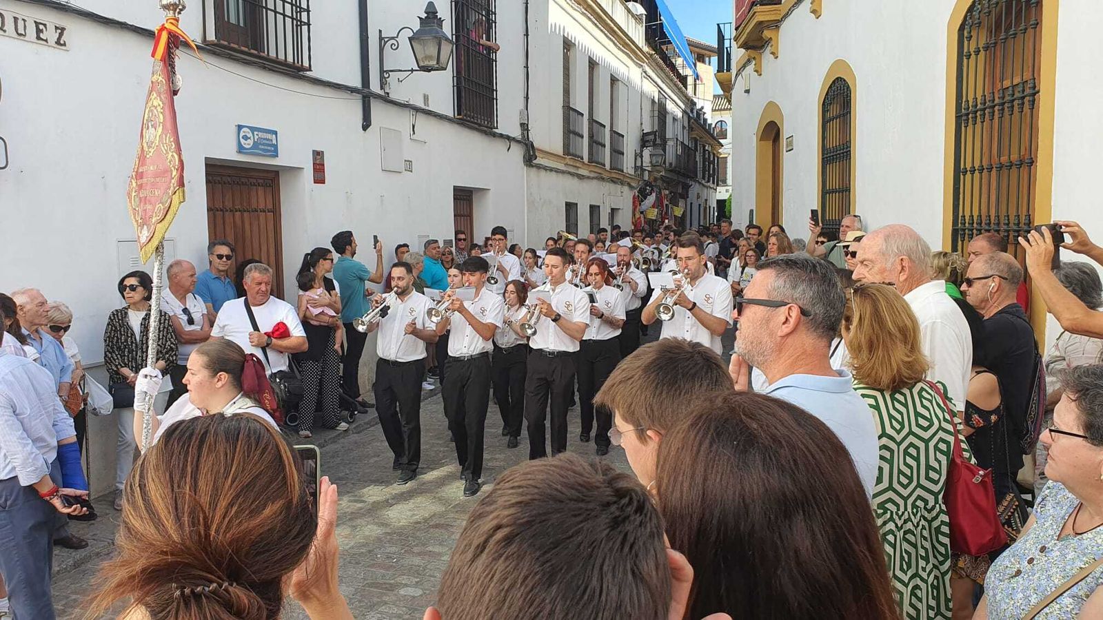 Alcorce pasea por la Judería de Córdoba la tradicional Cruz de Mayo, en imágenes