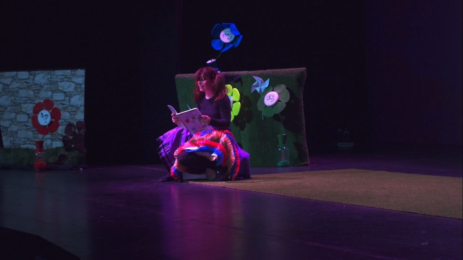 El libro 'Trolly Pintaflores' es la adaptación de la obra de teatro de la compañía Farandulario Teatro.