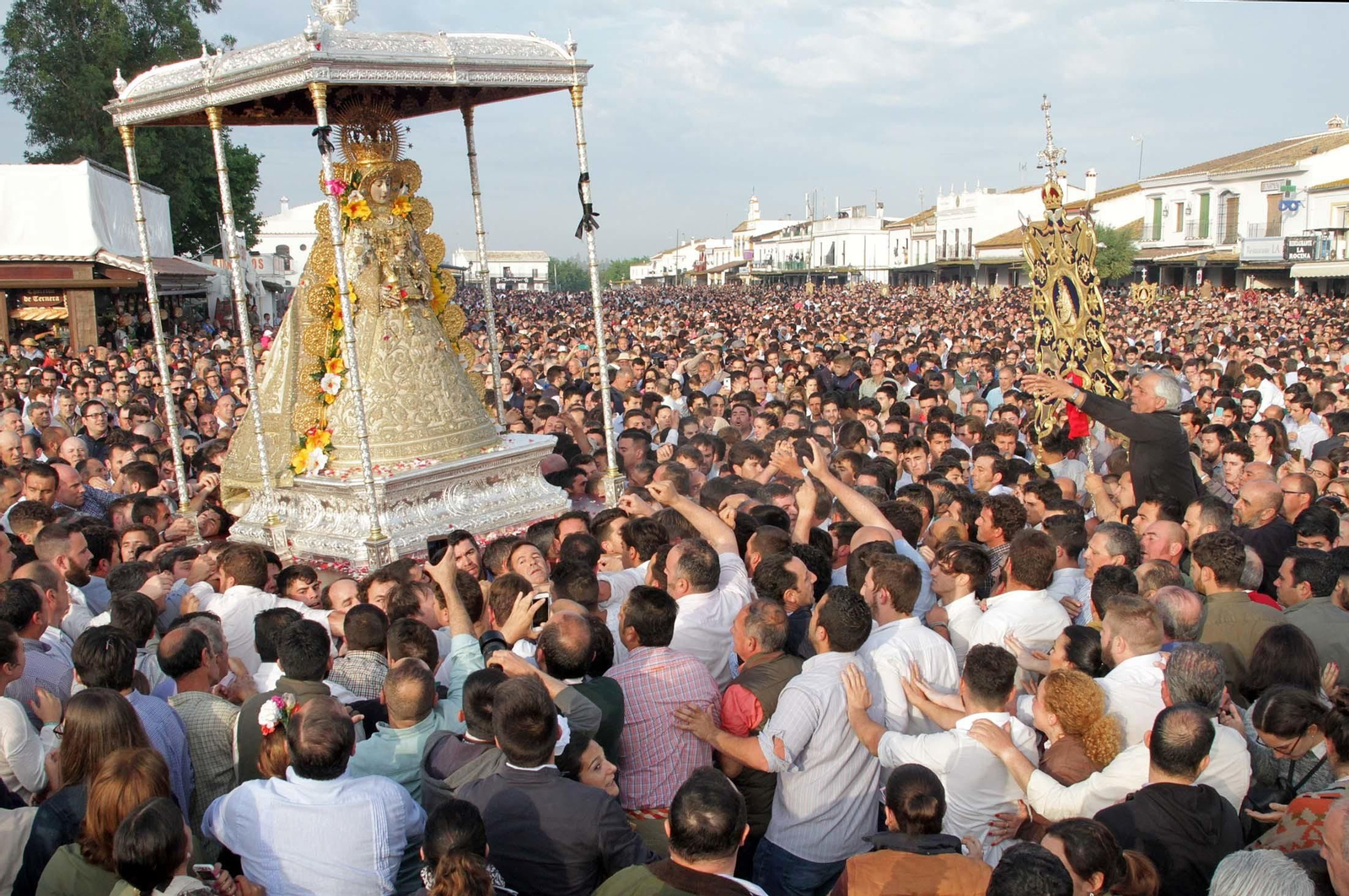 Las imágenes de la procesión de la Virgen del Rocío por la aldea en el Lunes de Pentecostés