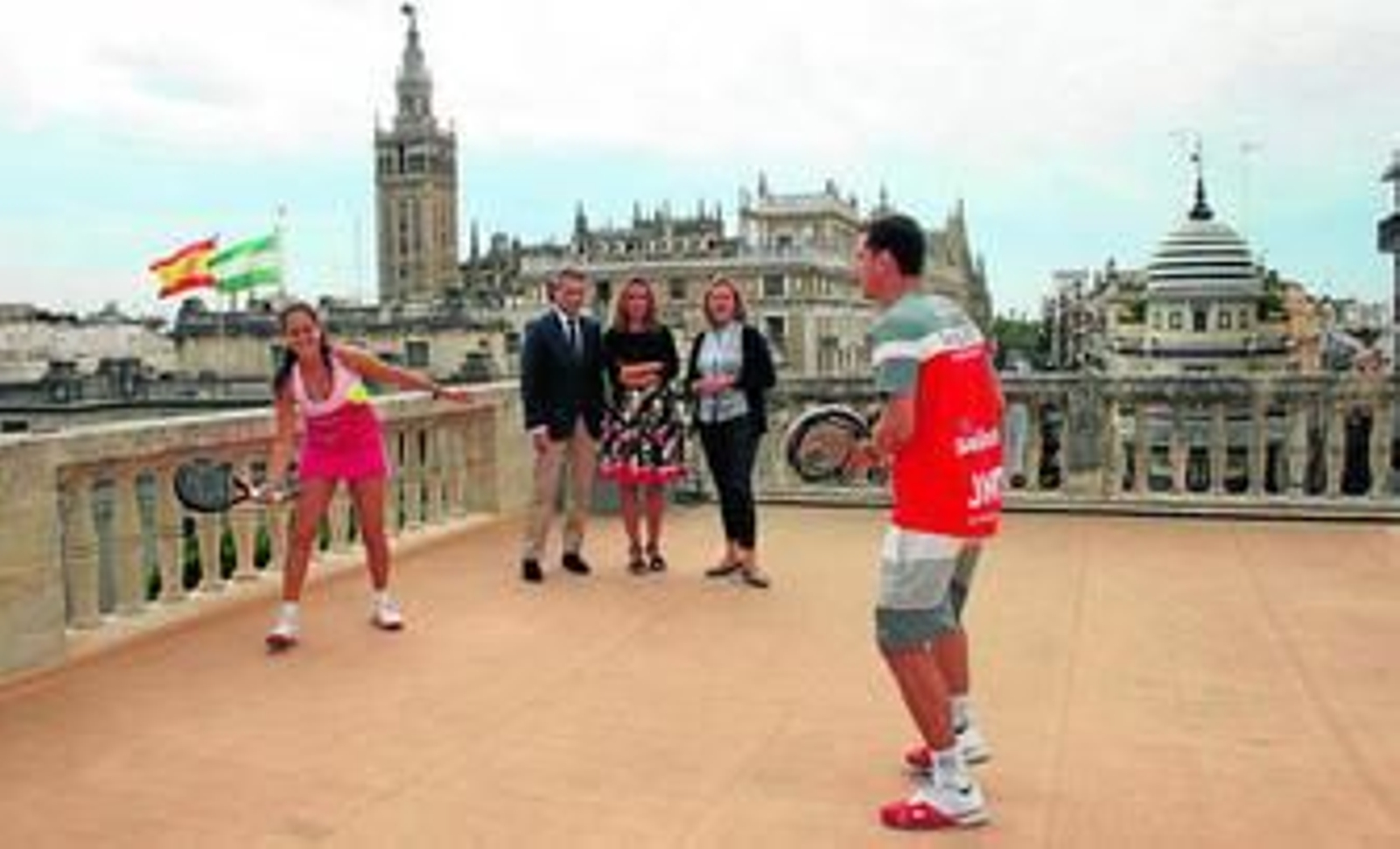 Paquito Navarro pelotea con la también sevillana Ana Fernández en la azotea del Ayuntamiento durante el acto de presentación del Open Internacional.