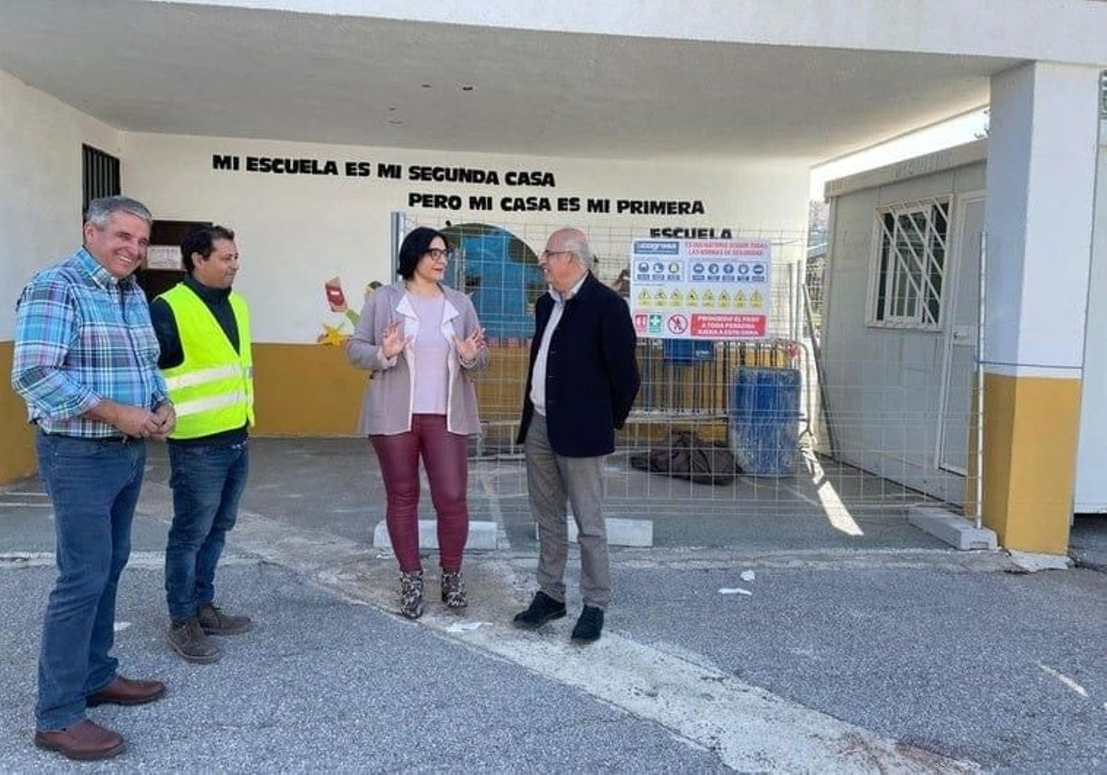 La delegada territorial, María José Martín, en su visita a La Zubia.