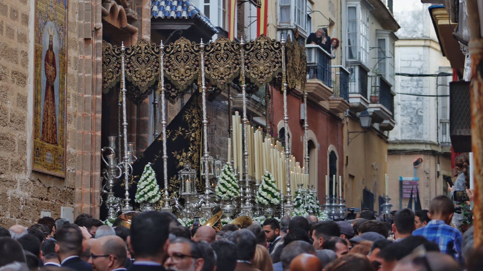 La Virgen saliendo de su templo.