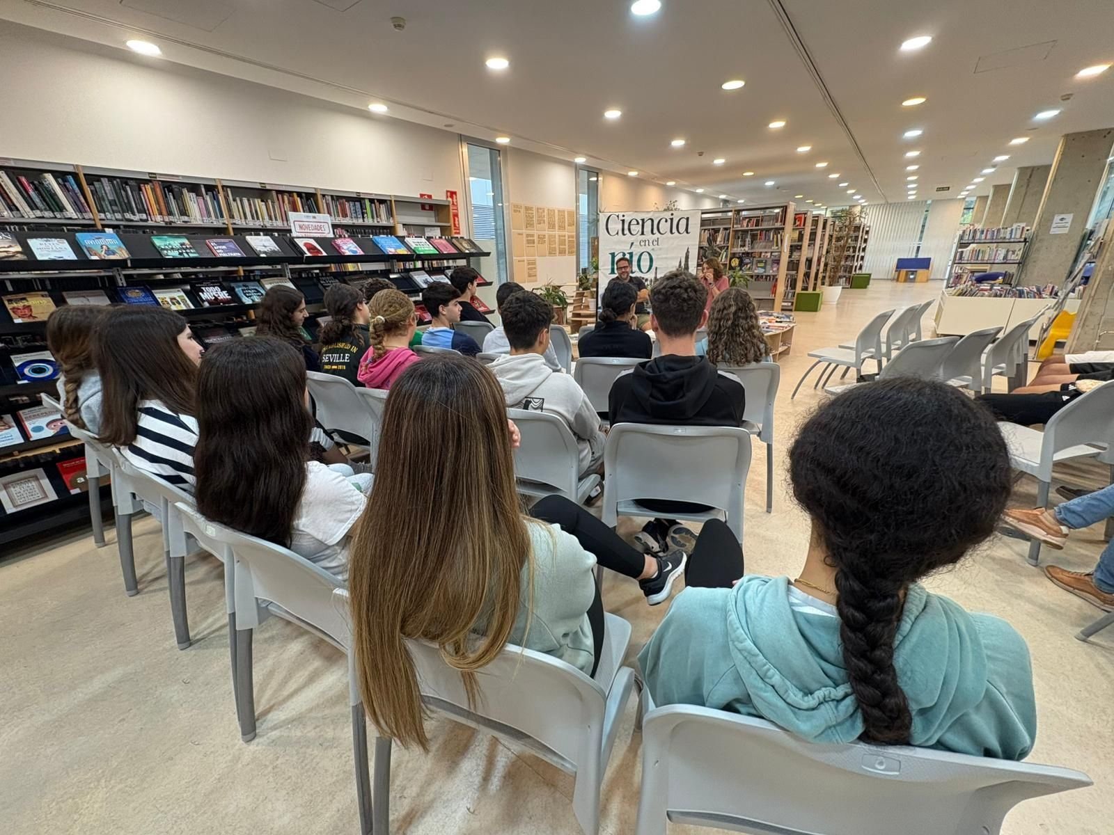 Alumnos e investigadores en la biblioteca Felipe González