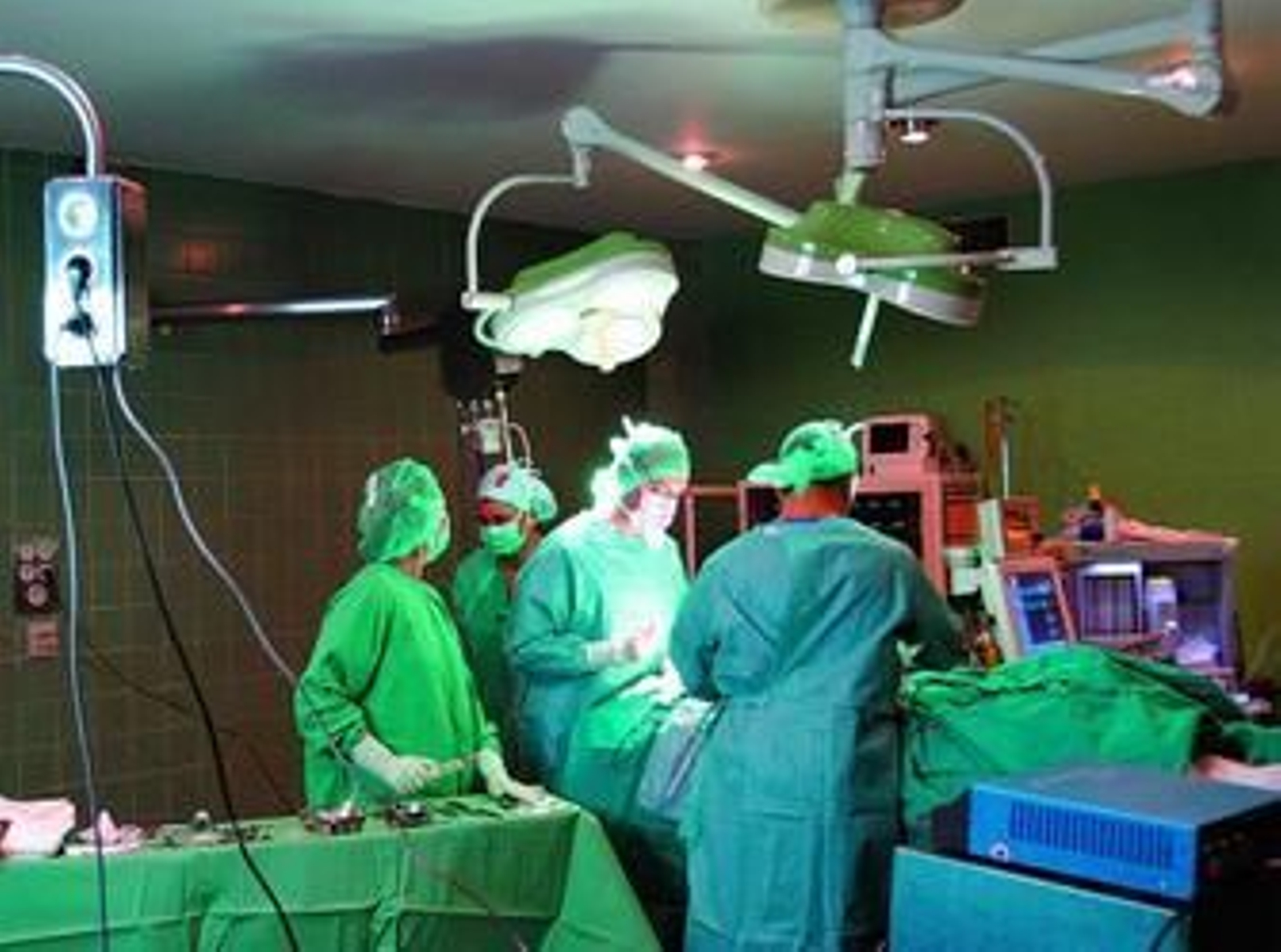 Un grupo de cirujanos operando en un quirófano del Hospital Puerta del Mar.