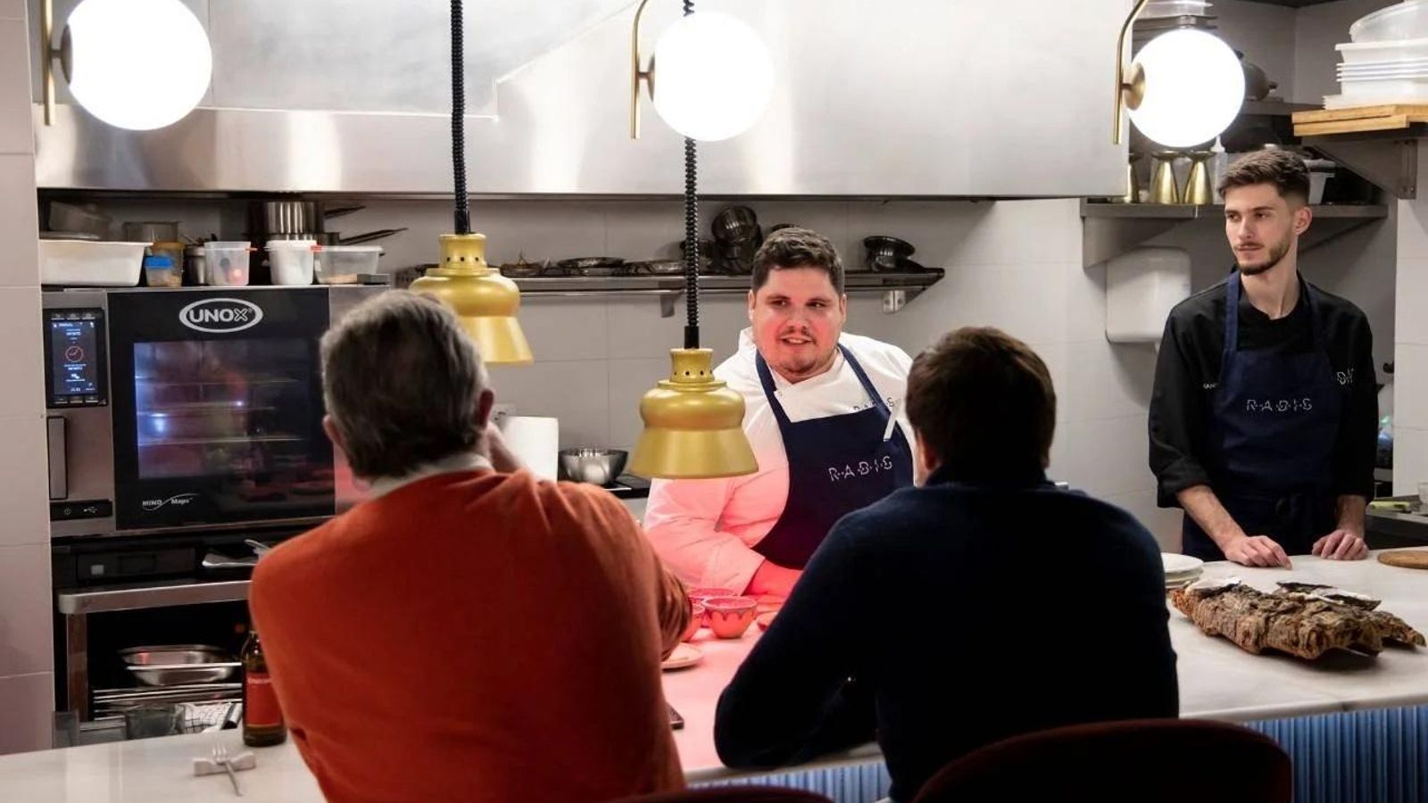 La cocina vista se sitúa tras la barra, para dar más cercanía a los clientes.
