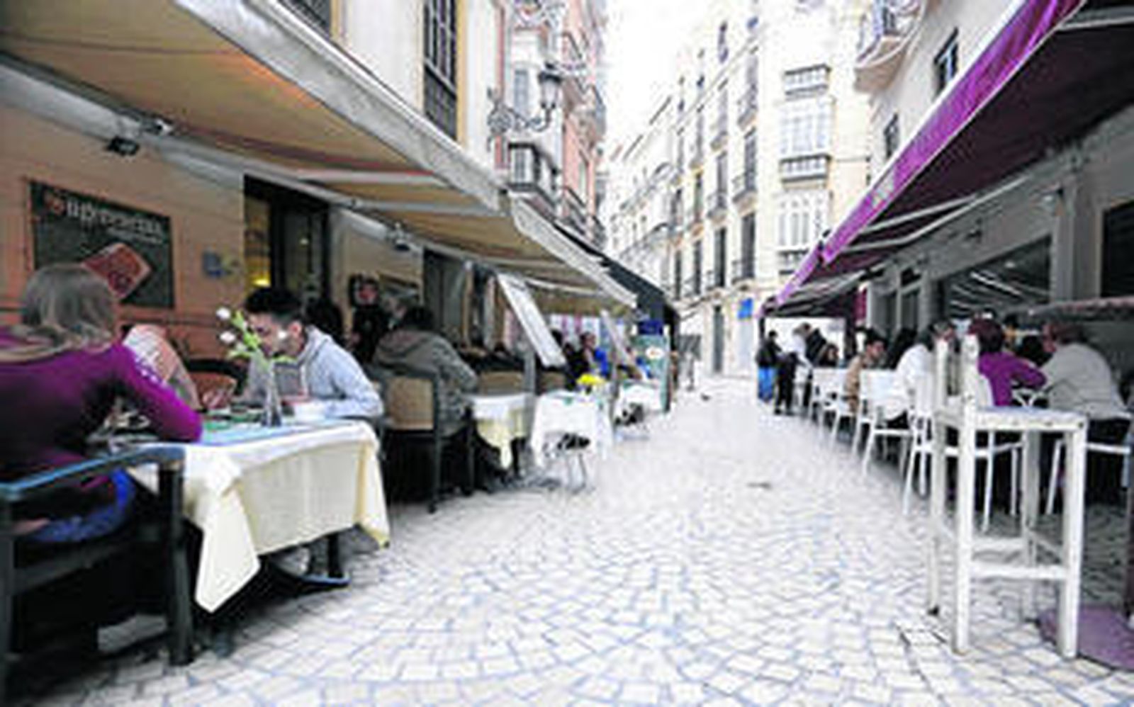 Terrazas instaladas en una de las calles del centro histórico de Málaga.