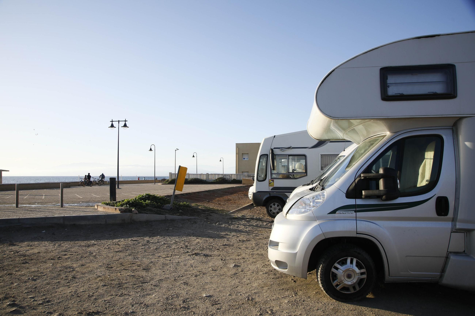 Autocaravanas estacionadas en la playa de Cabo de Gata, en imágenes