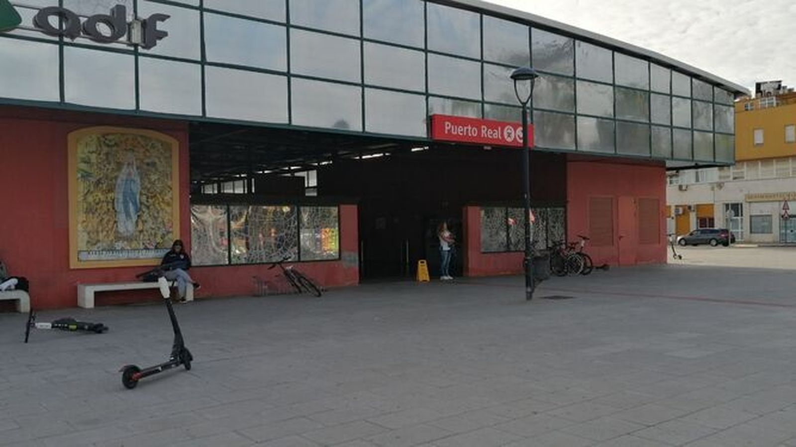 La entrada a la estación de tren de Puerto Real