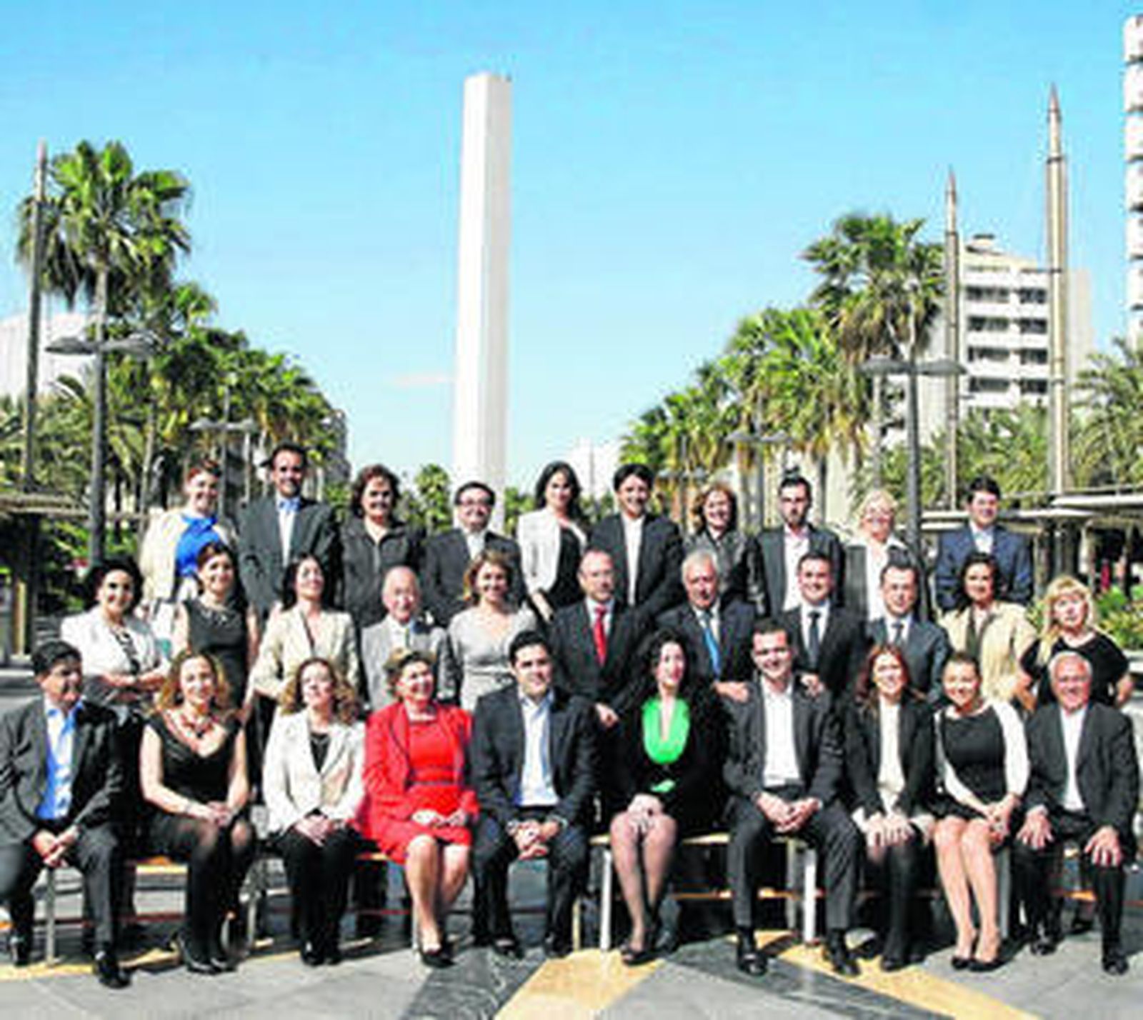 María Dolores de Cospedal y Javier Arenas junto a los integrantes de la candidatura del PP.