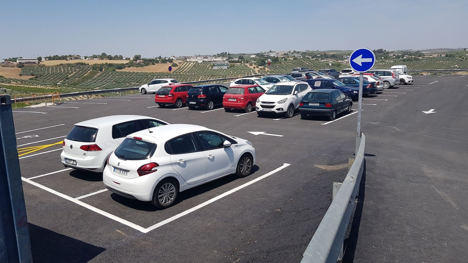 Aparcamiento público en la calle Majuelos de Montilla.