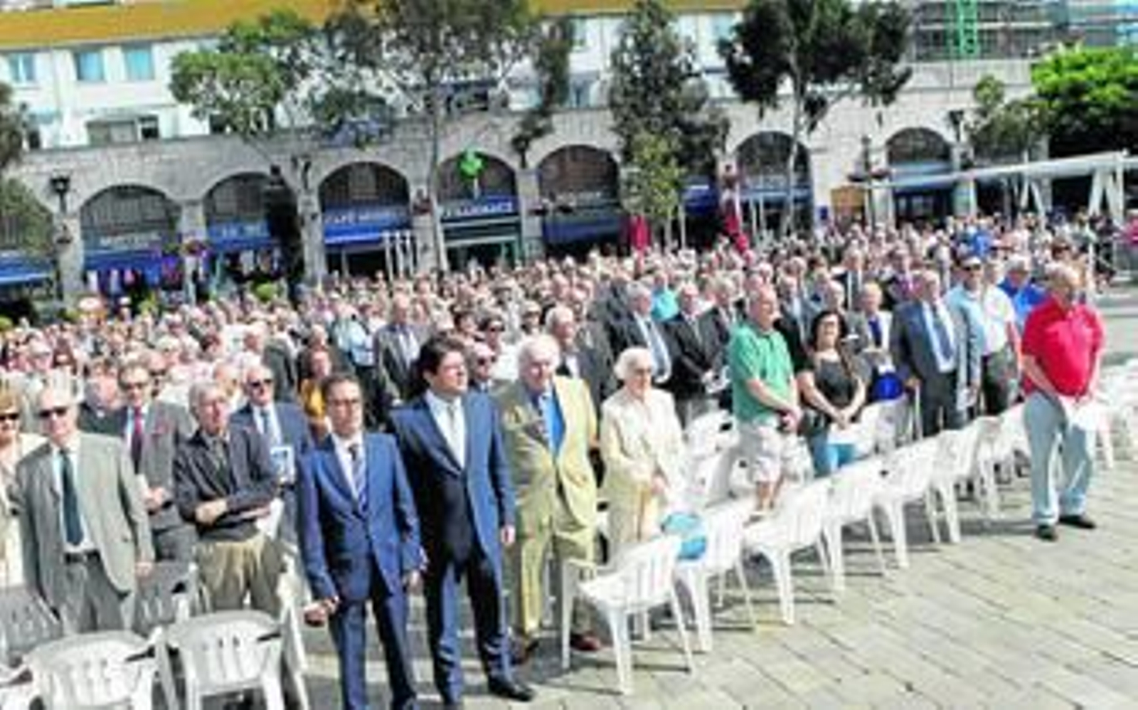 Foto de familia de los evacuados y las autoridades ayer en la Explanada.