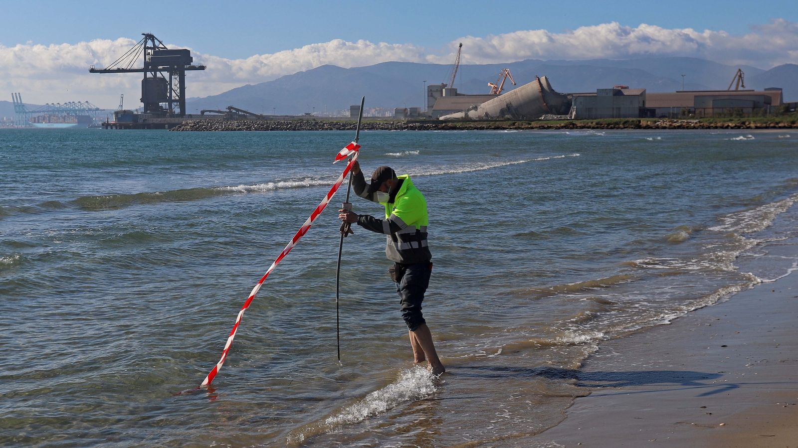 Demolición del silo de  Holcim en Palmones