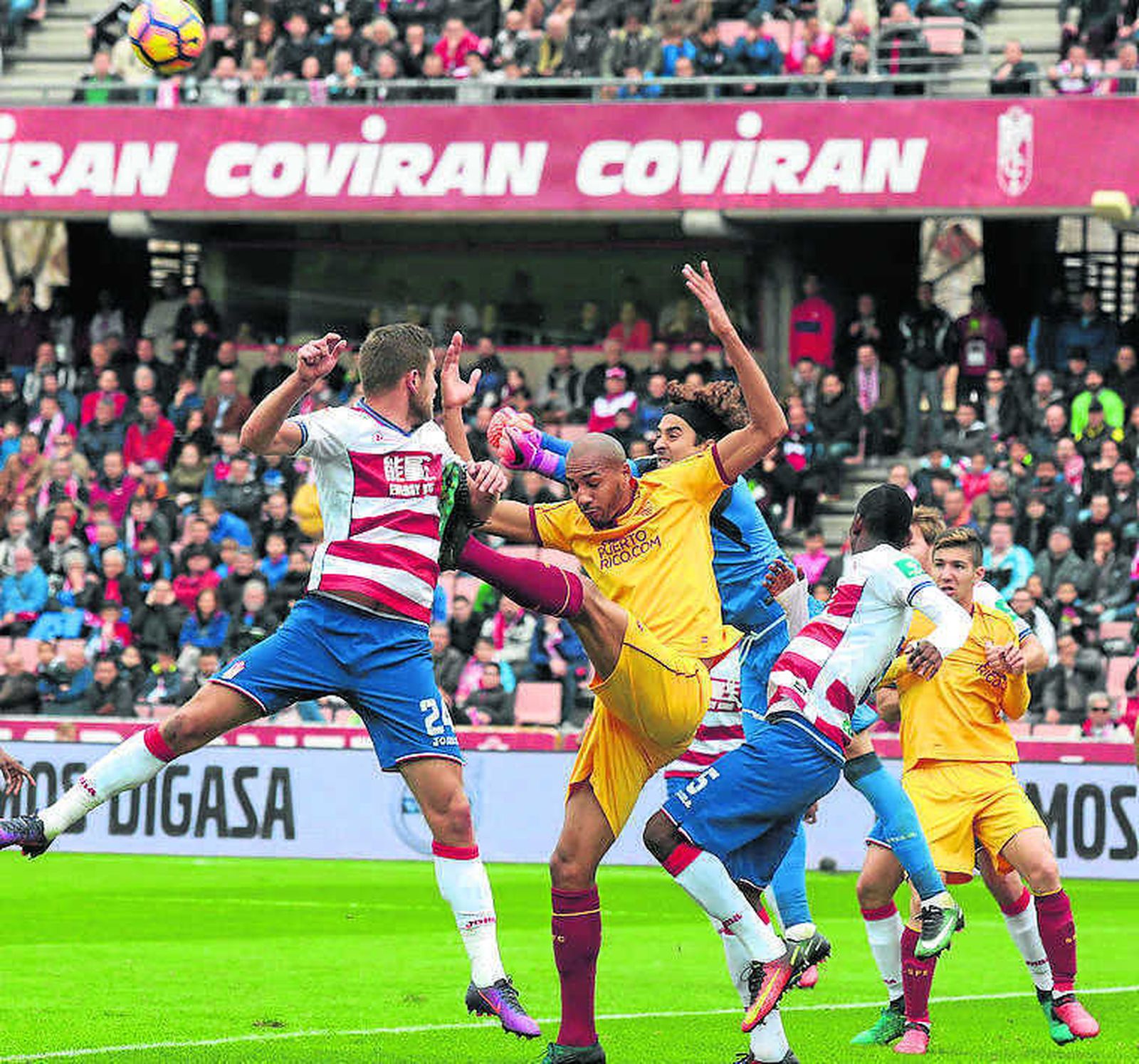 Kravets y N'Zonzi pelean por un balón en el Nuevo Los Cármenes.