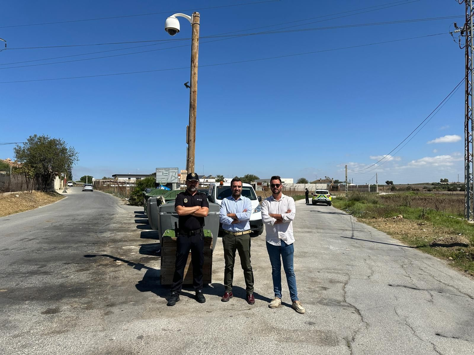 Jesús Garay y Millán Alegre, junto a la Policía Local. Jesús Garay y Millán Alegre, junto a la Policía Local.