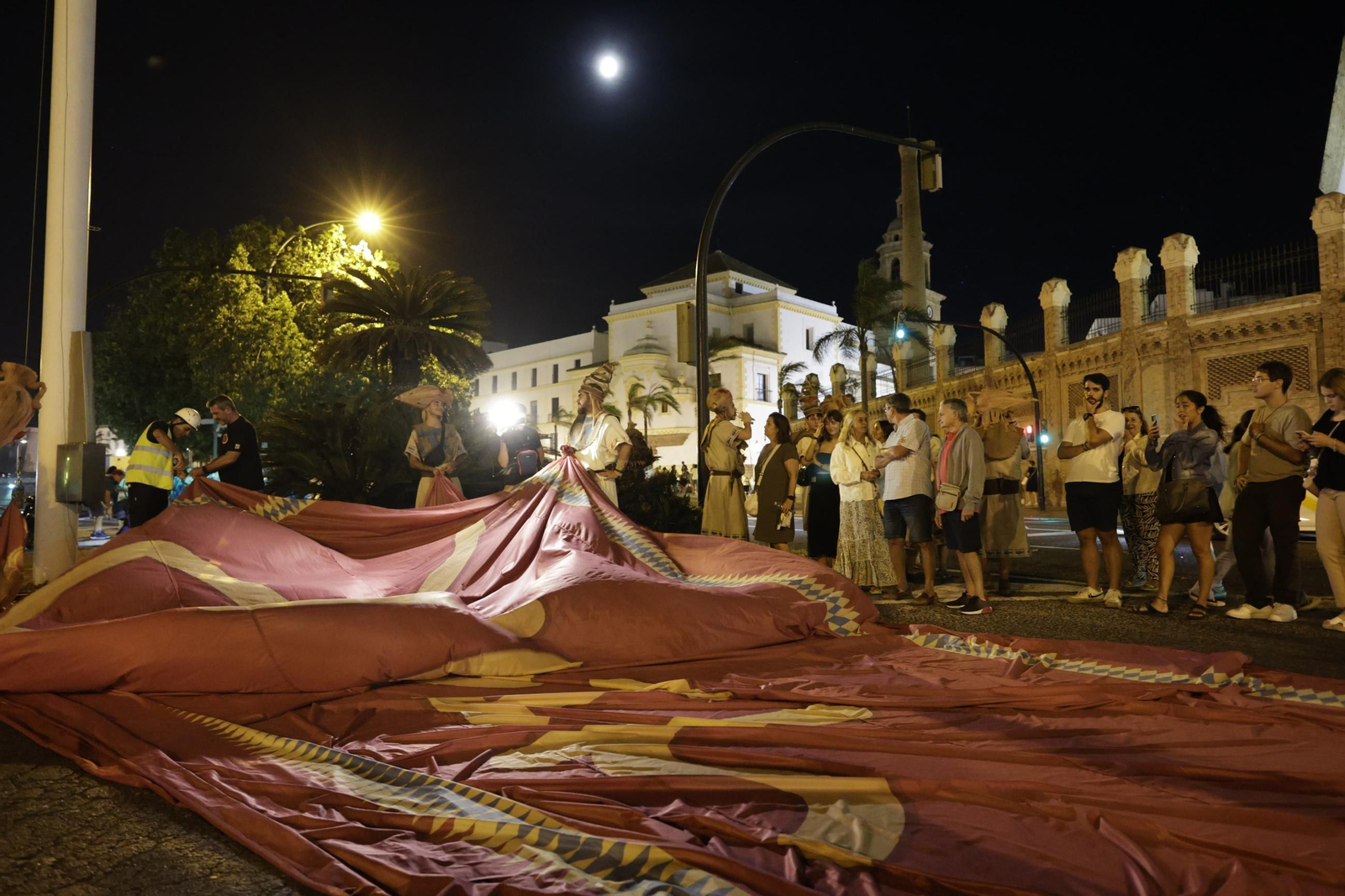 Las imágenes de Cádiz Fenicia: espectáculo en las Puertas de Tierra y bandera