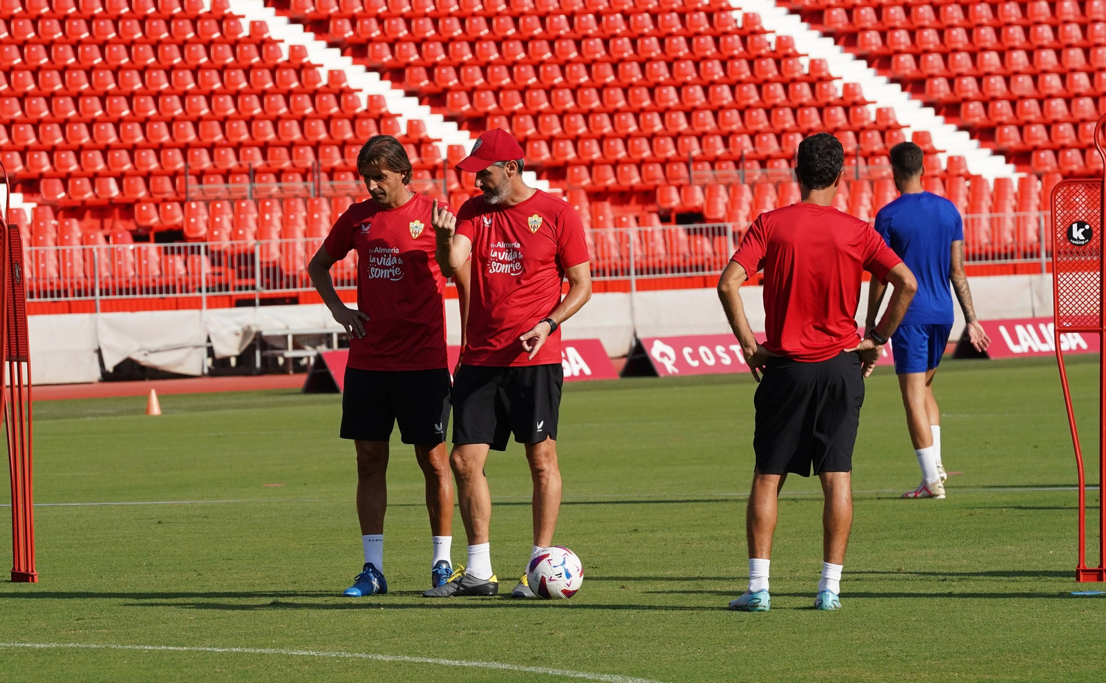 Vicente Moreno, junto a Dani Pendín, su segundo, en el entrenamiento de este viernes Vicente Moreno, junto a Dani Pendín, su segundo, en el entrenamiento de este viernes