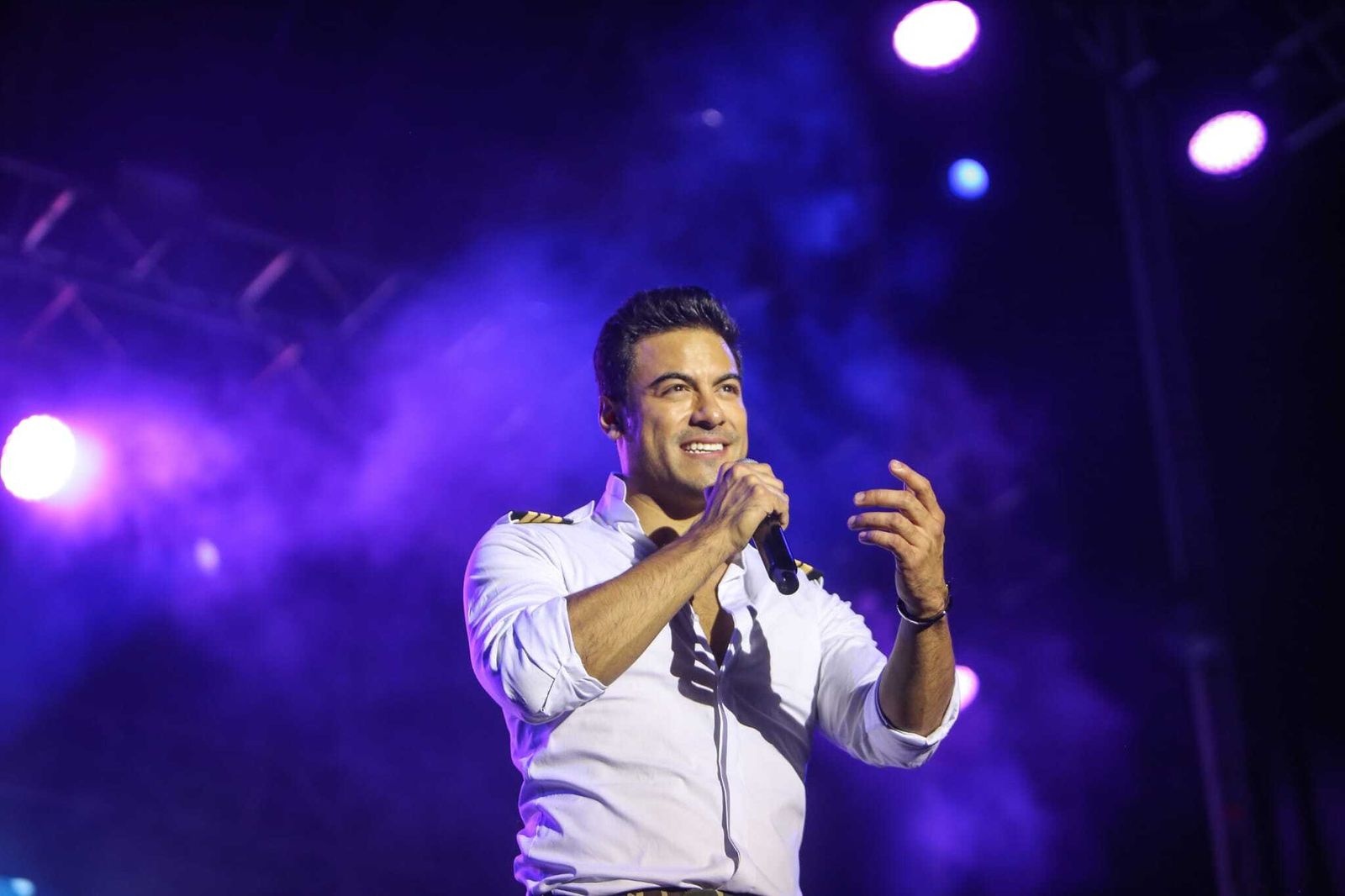 El artista mexicano Carlos Rivera en Sancti Petri.