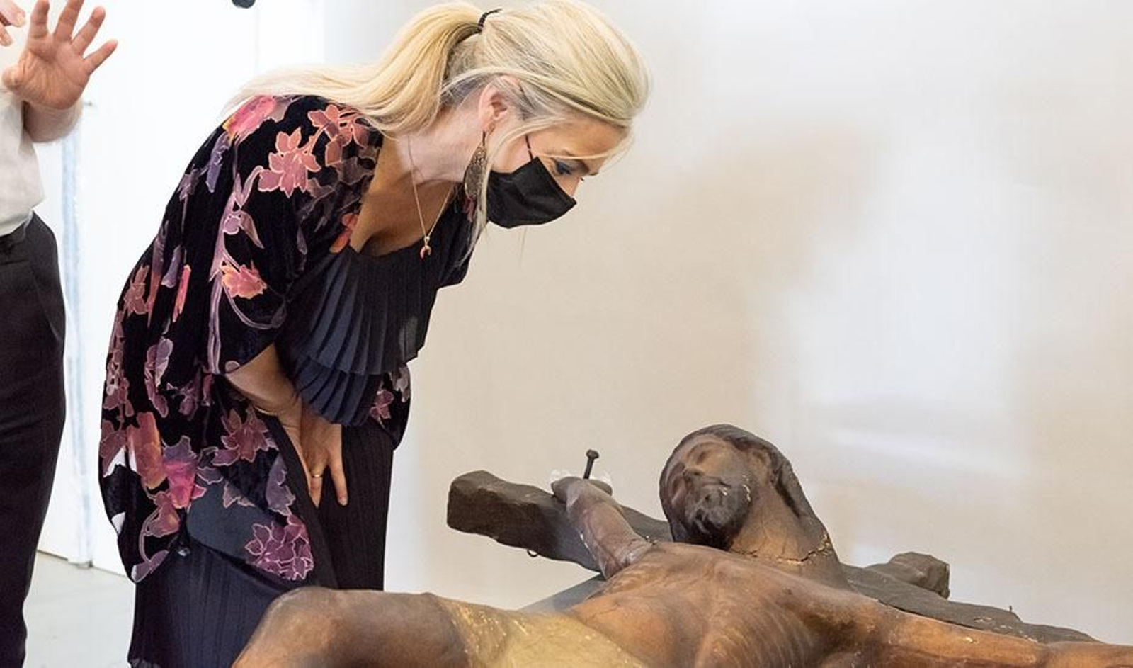 La consejera Patricia del Pozo contempla en el IAPH la talla del Cristo del Subterráneo.