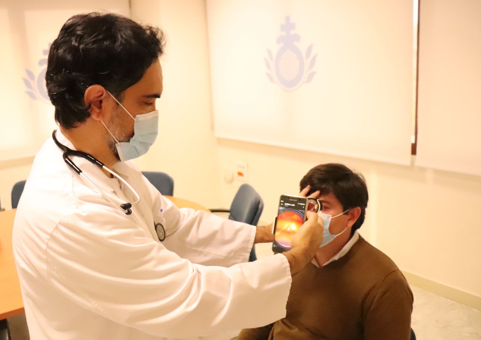 El doctor Florencio González realiza un estudio a un paciente en el Hospital San Juan de Dios del Aljarafe.