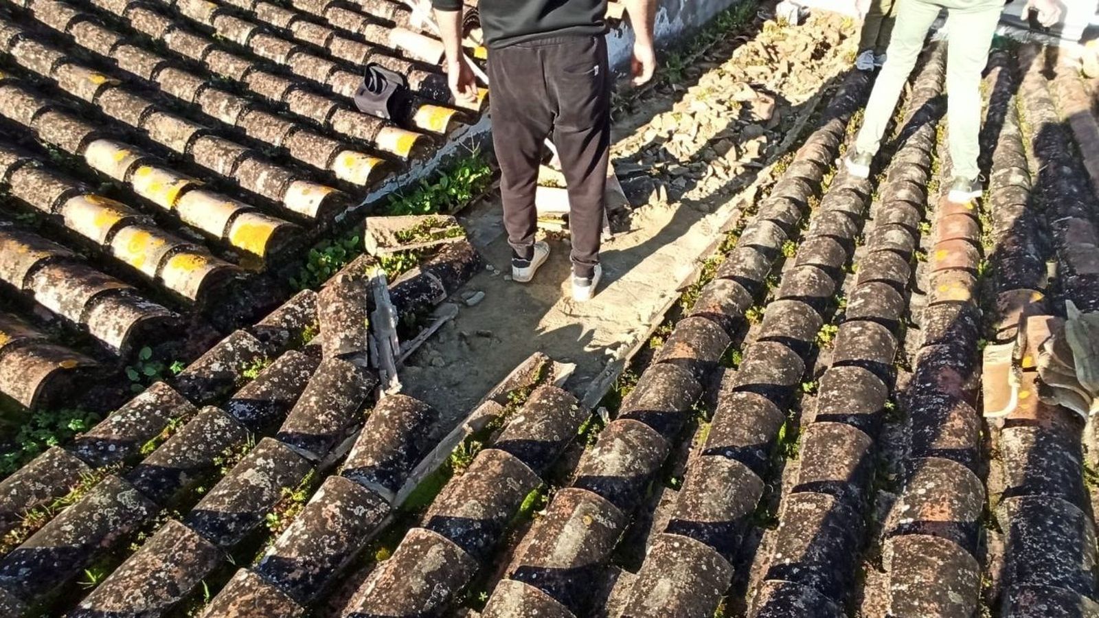 Trabajos de reparación en el tejado del IES Hozgarganta de Jimena.