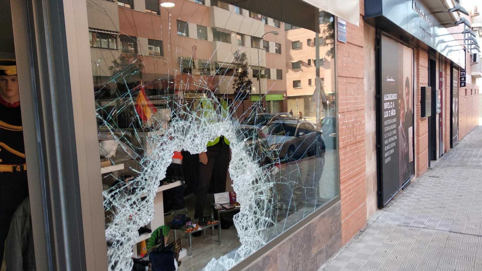 Cuatro encapuchados asaltan una tienda de Sevilla para robar uniformes de la Policía