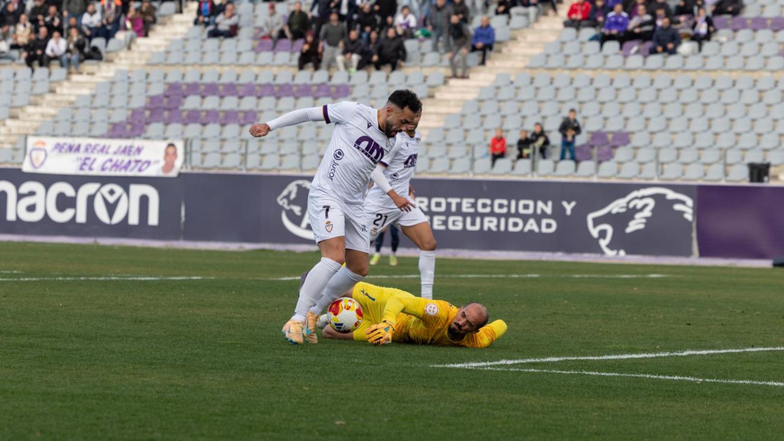 Alberto Bernardo fue incapaz de convertir en gol la ocasión más clara del Real Jaén.