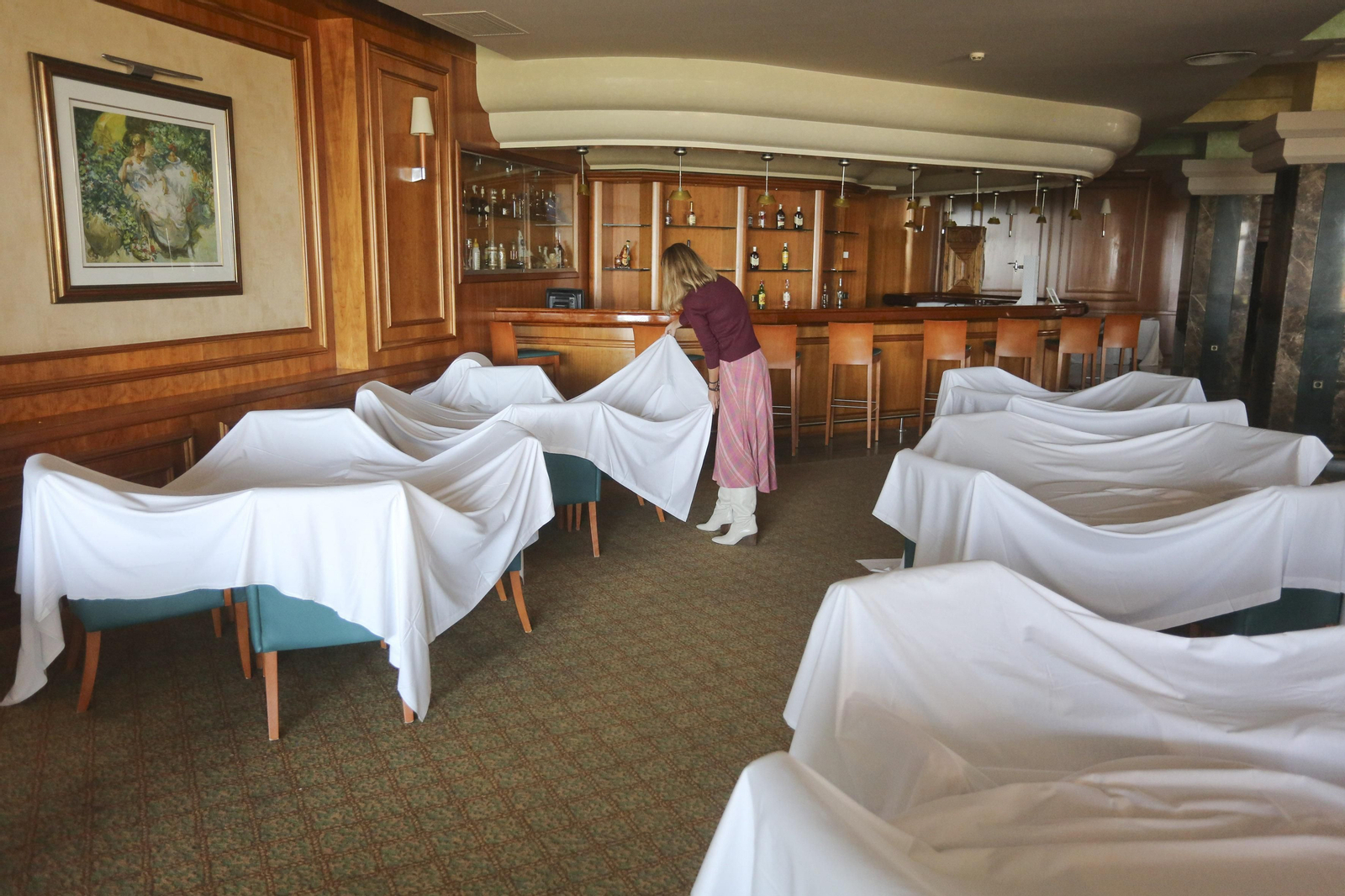 Sábanas blancas visten el hotel Amaragua de Torremolinos, cerrado por el coronavirus, en fotos