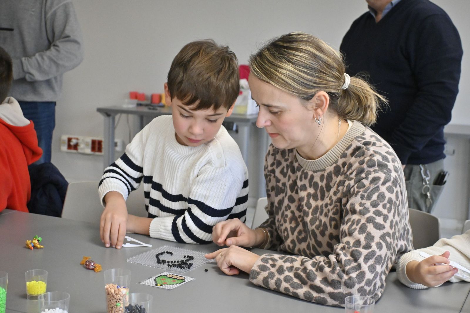 Las fotografías el taller que ofrece la Fundación Cajasol más espectáculo variado con Triky Trake